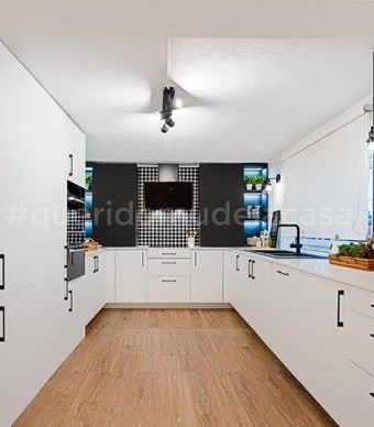 Cozinha DELINIA branca com puxadores pretos, chão vinílico e estore de rolo branco 